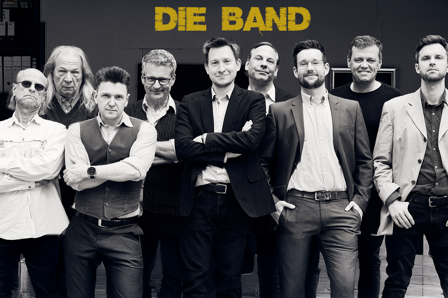 Ein Gruppenbild mit neun Musikern auf der Bühne