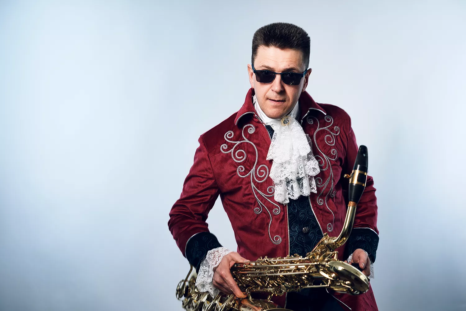 Viktor mit Sonnenbrille und Saxophon