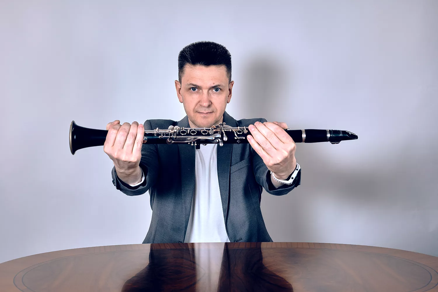 Viktor zeigt dir waagerecht eine Klarinette