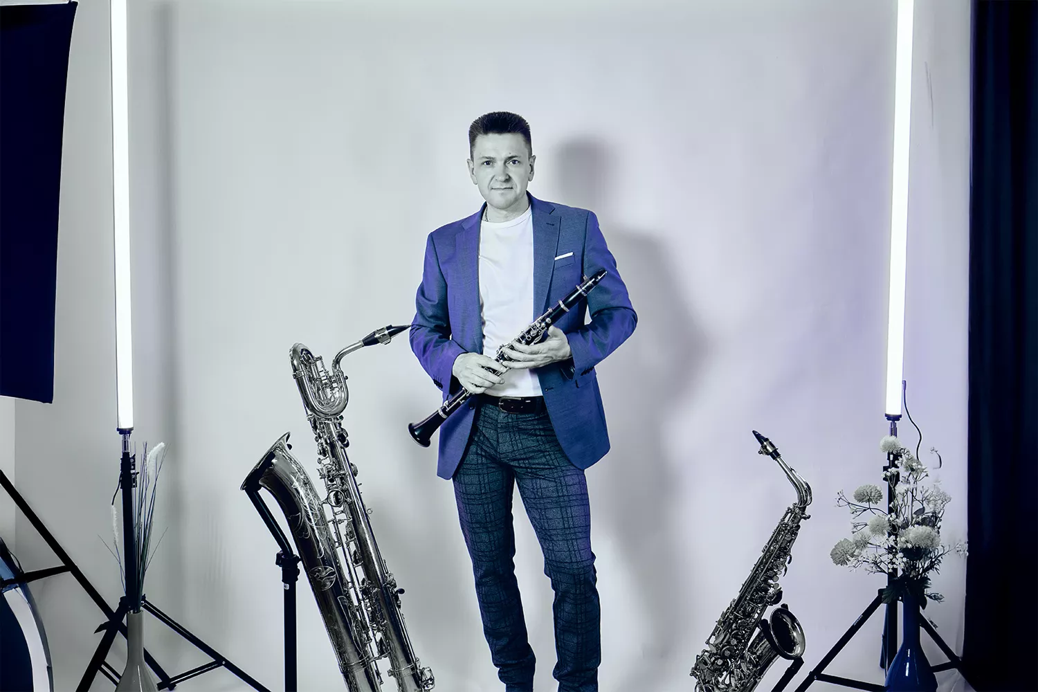 Viktor, stehend, mit Klarinette und zwei Saxophone links und rechts