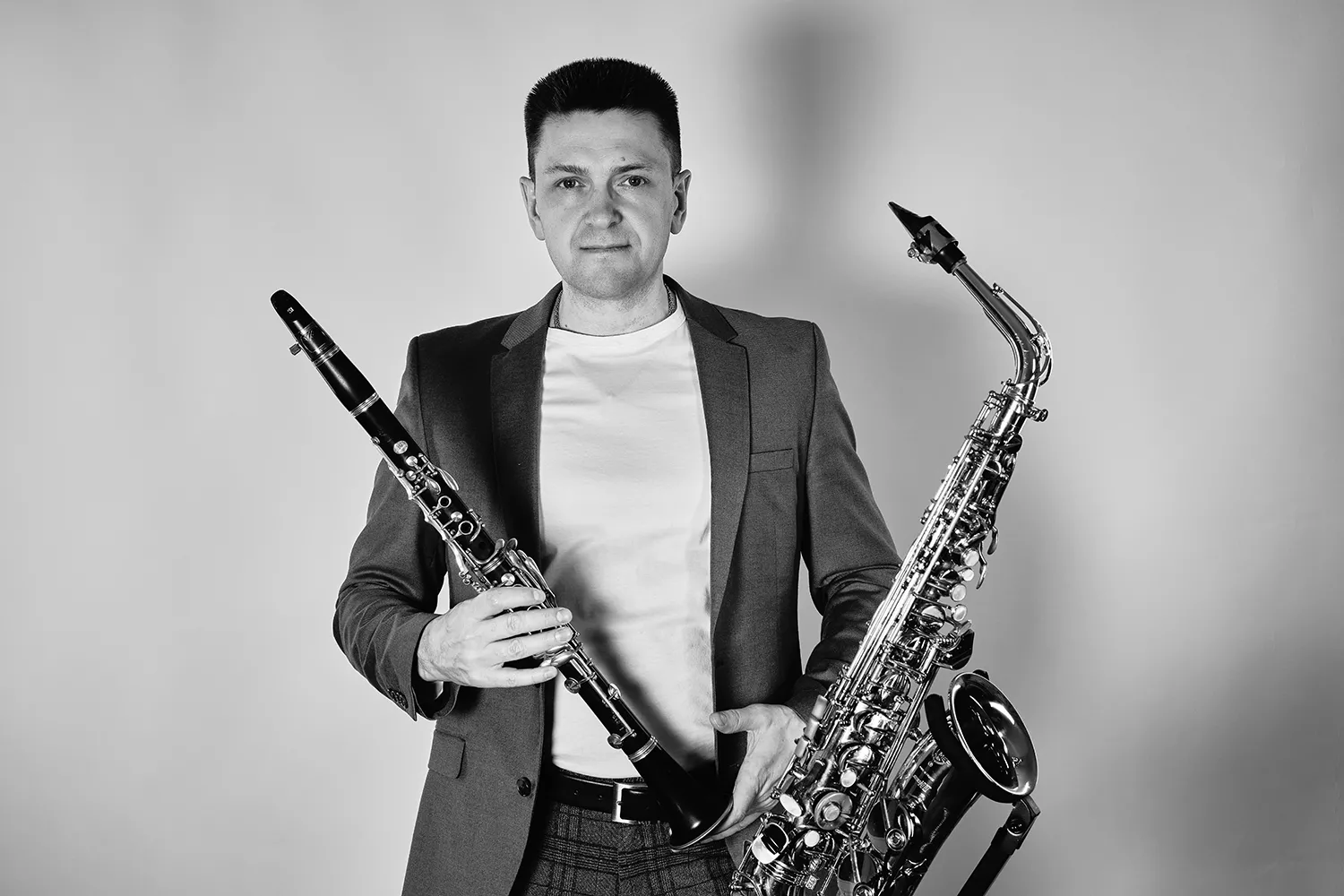 Viktor mit Klarinette und Saxophon